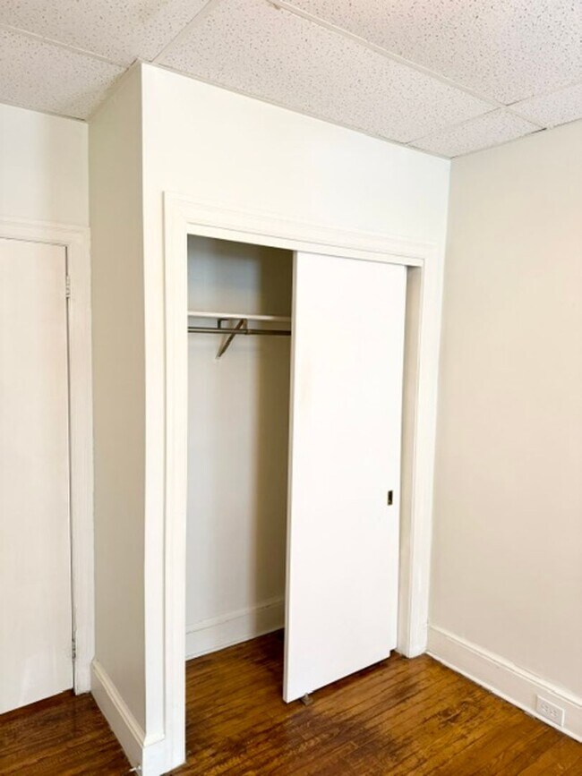 Building Photo - Convenient 1 Bedroom / 1 Bath First Floor Apartment