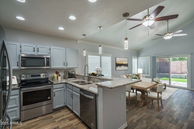 Building Photo - 6820 S Roosevelt St