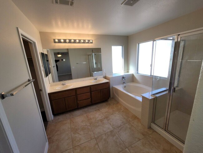 Building Photo - Immaculate 3 Bedroom Home in a Gated Commu...