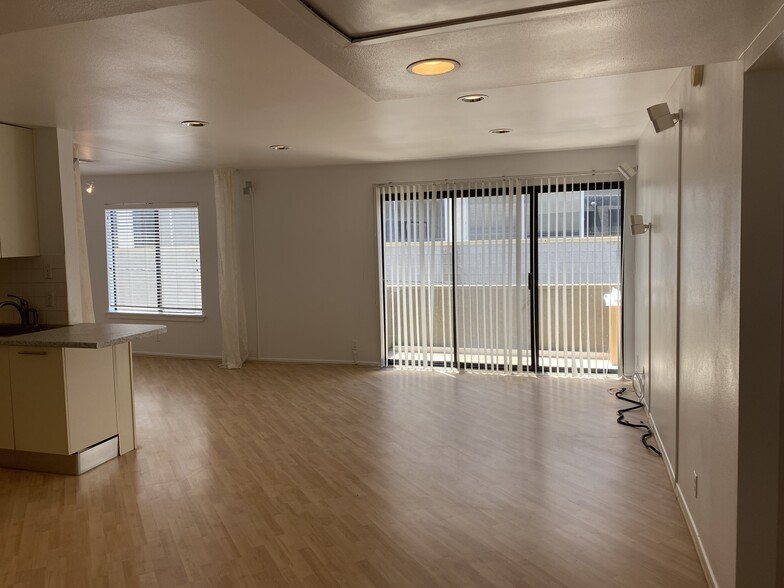 Bright top floor unit! - 2121 Beloit Ave
