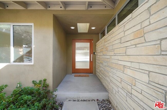 Building Photo - 1700 San Ysidro Dr