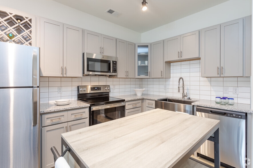 1BR, 1BA - 775SF A1B - Kitchen - Comet West New Bern