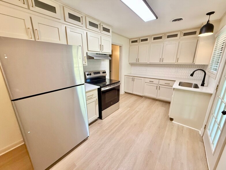Kitchen - 246 Knight Dr