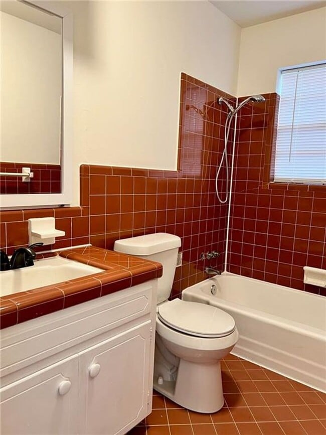 Building Photo - Super cute corner lot!