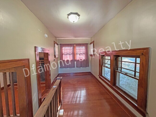 Building Photo - 816 E Delmar St