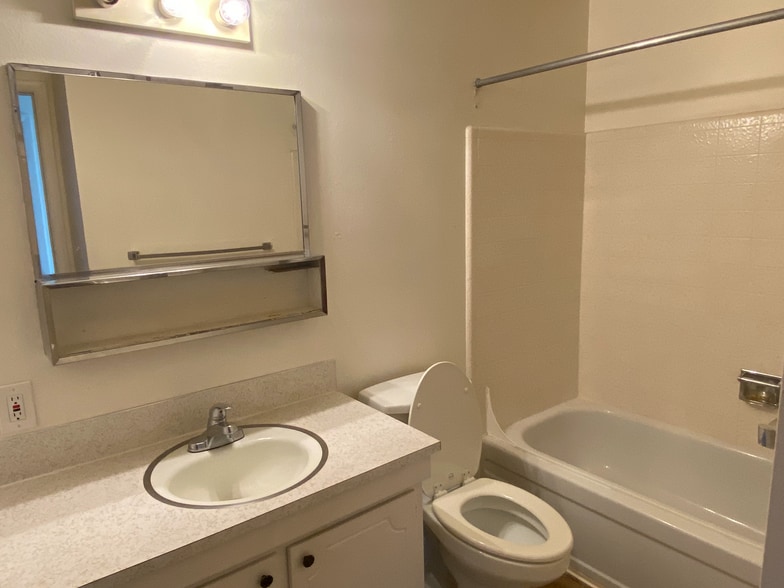 Building Photo - 261 E 200 N