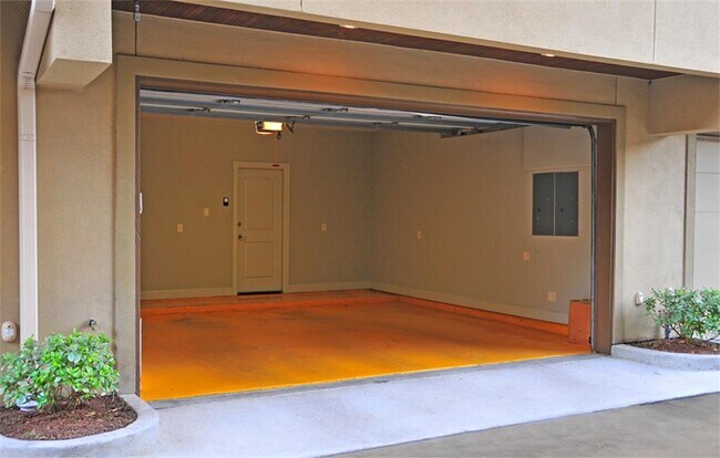 Building Photo - 2417 Commonwealth St