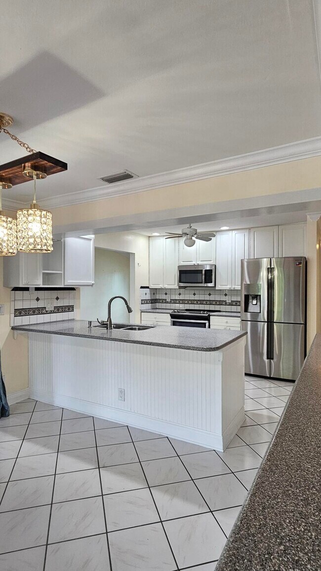 Building Photo - 12157 Sycamore Ln