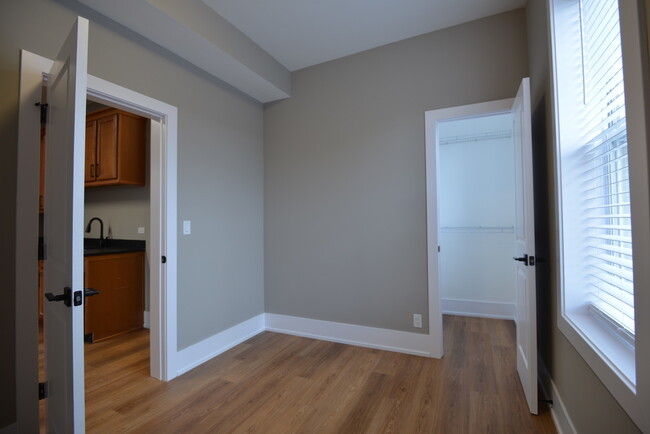 Building Photo - 4113 N Damen Ave
