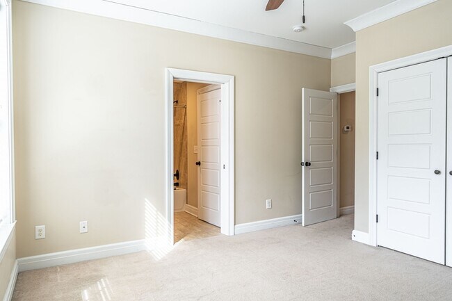 Building Photo - 445 N May St