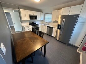 Building Photo - 565 Hunter Ave