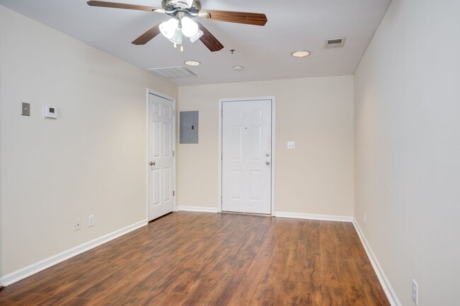 Building Photo - 1 Bedroom Apartment Downtown