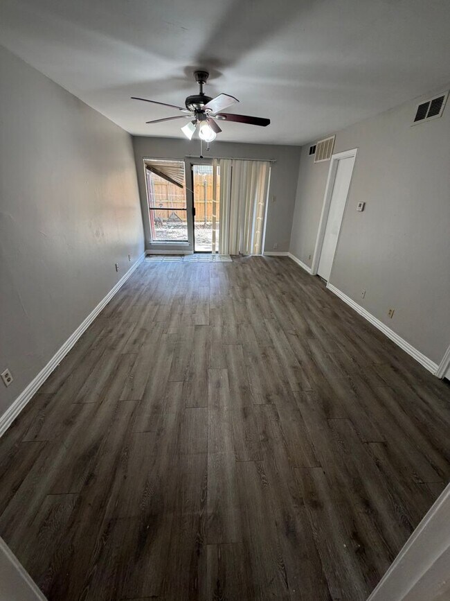 Building Photo - 5829 Phoenix Dr