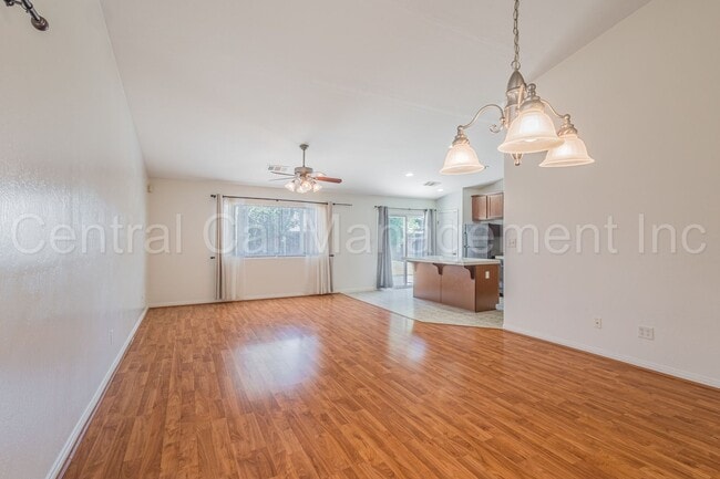 Building Photo - 4 Bedroom/2 Bath Home in Desired Southwest...