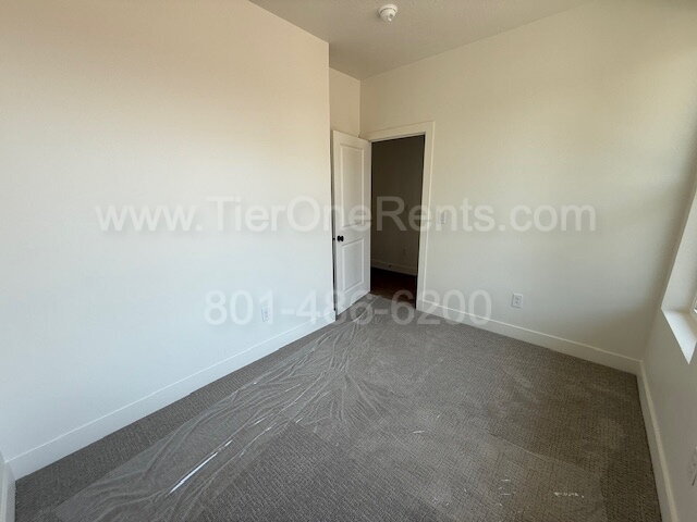 Building Photo - NO DEPOSIT option available for qualified ...