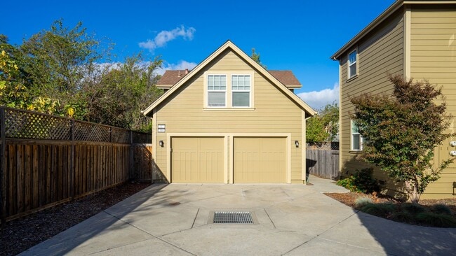 Primary Photo - Studio Downtown Petaluma w/1 Car Garage an...