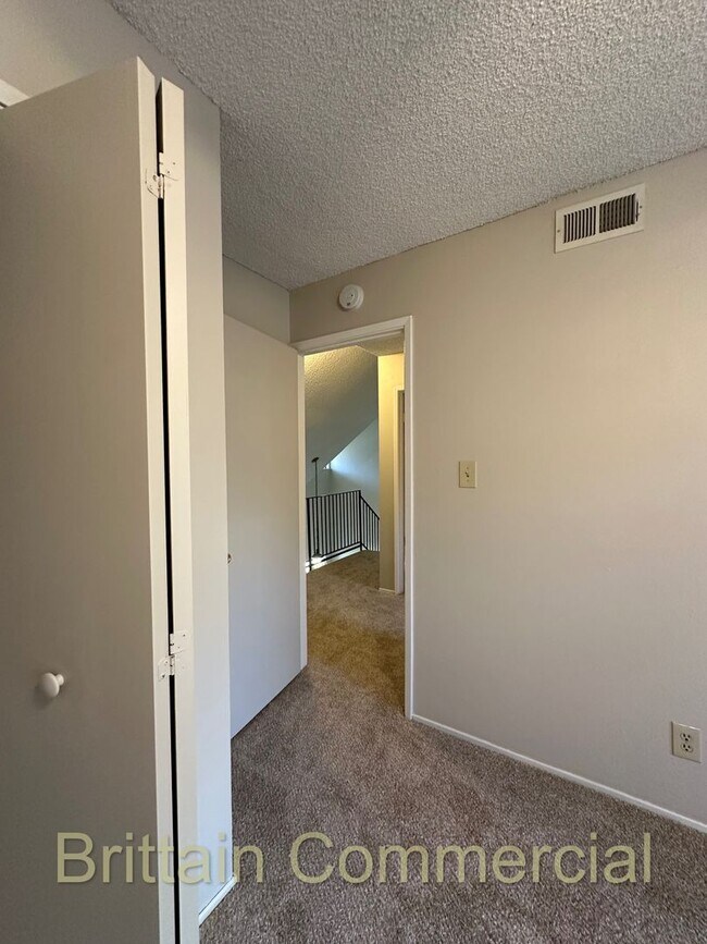 Building Photo - 6531 Lake Park Dr