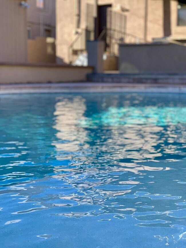 Building Photo - 928 E 6th St