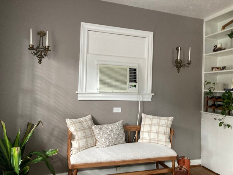 Living Room/Dining Room - 4710 Mt Vernon St