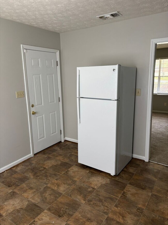 Building Photo - New On the Market!