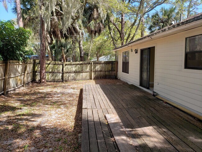 Building Photo - Available - 2 Bed/1Bath Single Family Home~Fenced Yard