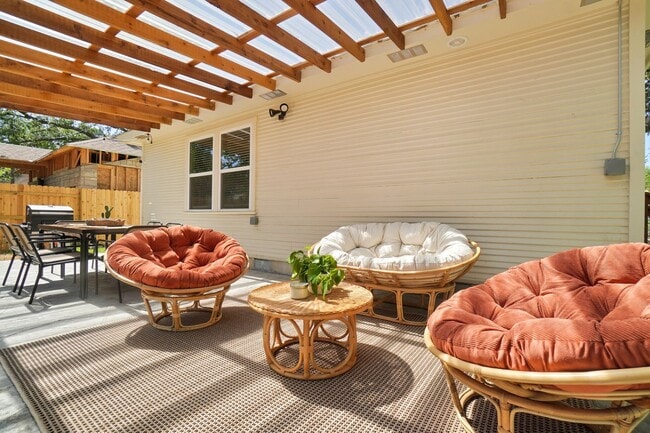 Building Photo - Gorgeous 3 bedroom, 2 bath house in the he...