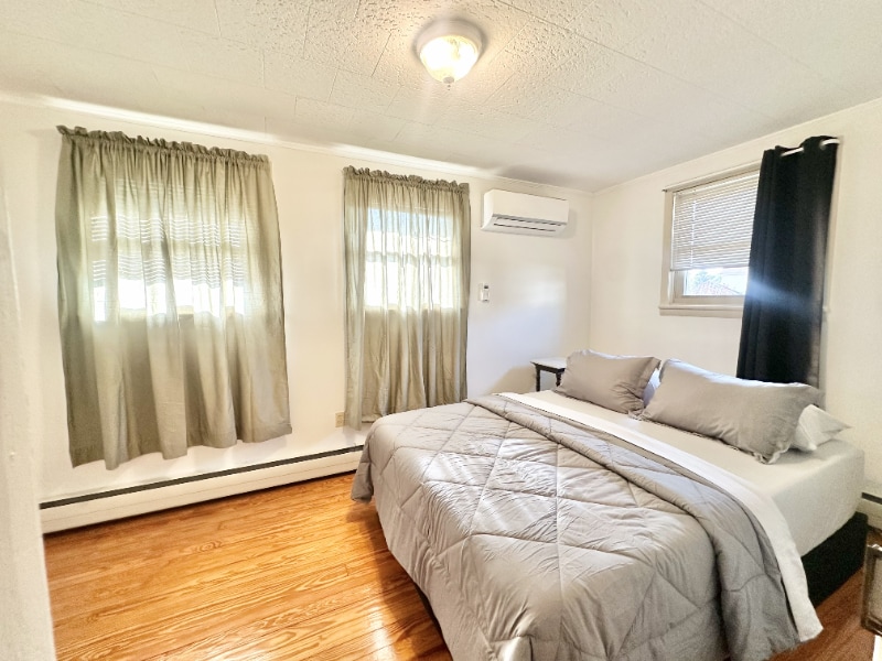 Building Photo - 573 Bloom St