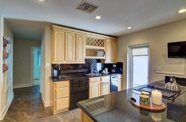 Building Photo - 3315 W Harbor View Ave