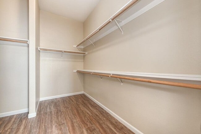 Building Photo - Gorgeous Roseville 4 Bedroom