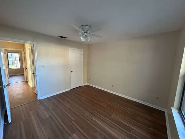 Building Photo - Spacious 2 bedroom! BRAND NEW PAINT AND FLOORING