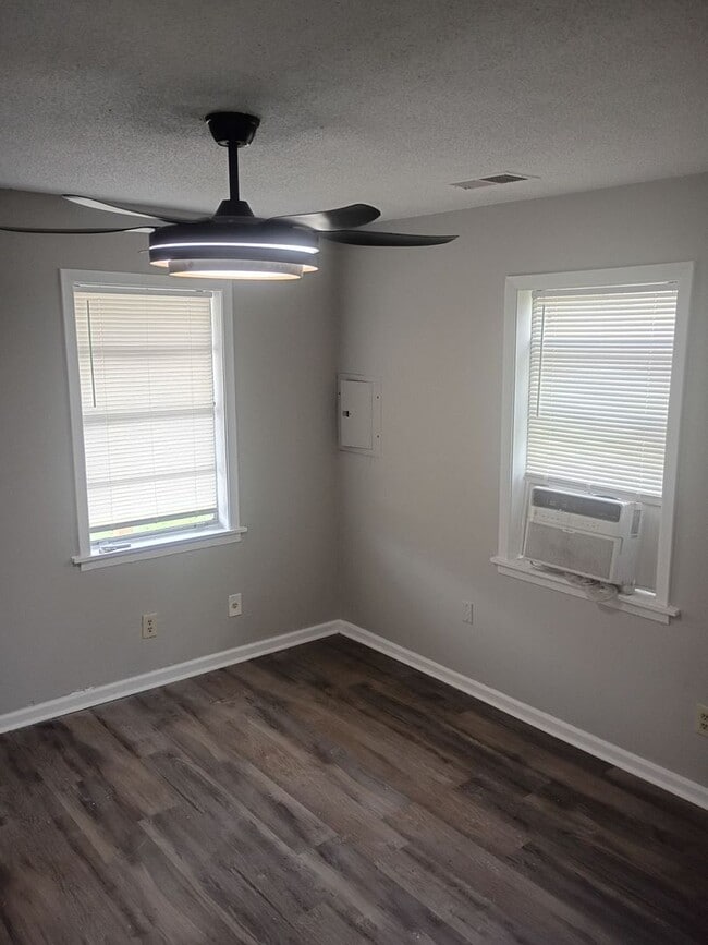 Building Photo - 3 bedroom 2 bath home at an affordable price