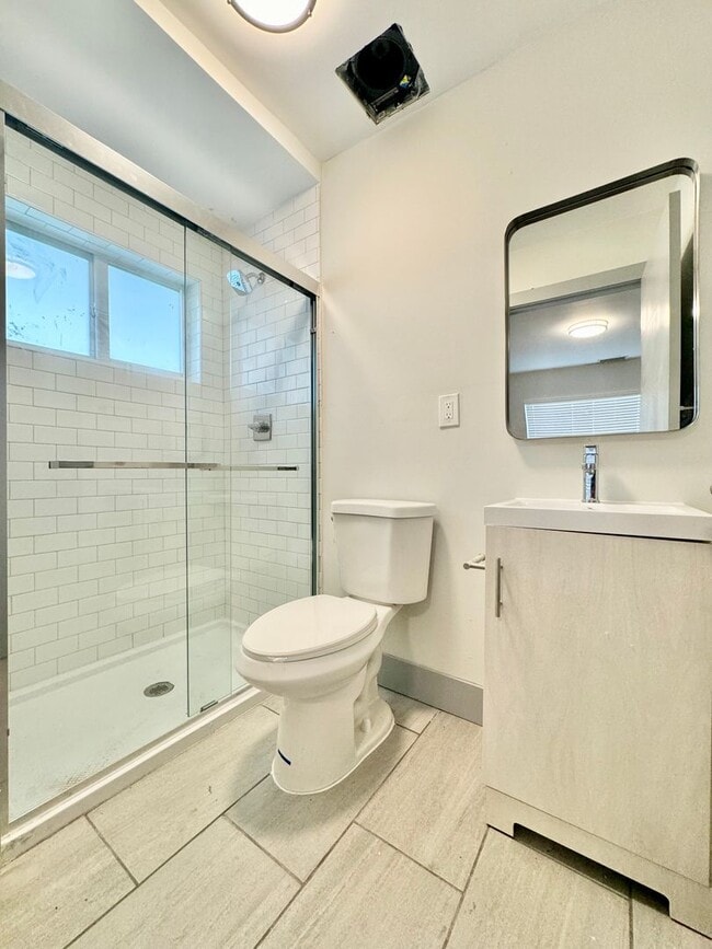 Building Photo - Fully Remodeled 4 Bedroom/ 4 Bathroom Single Family Home