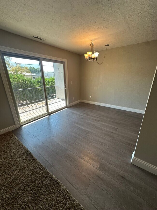Building Photo - Beautiful Bountiful Home!