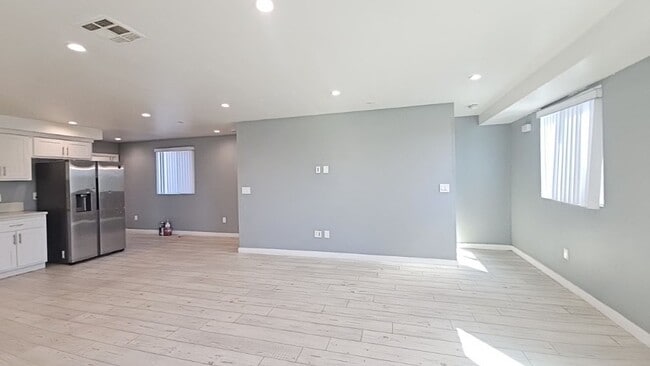 Building Photo - 32(839)