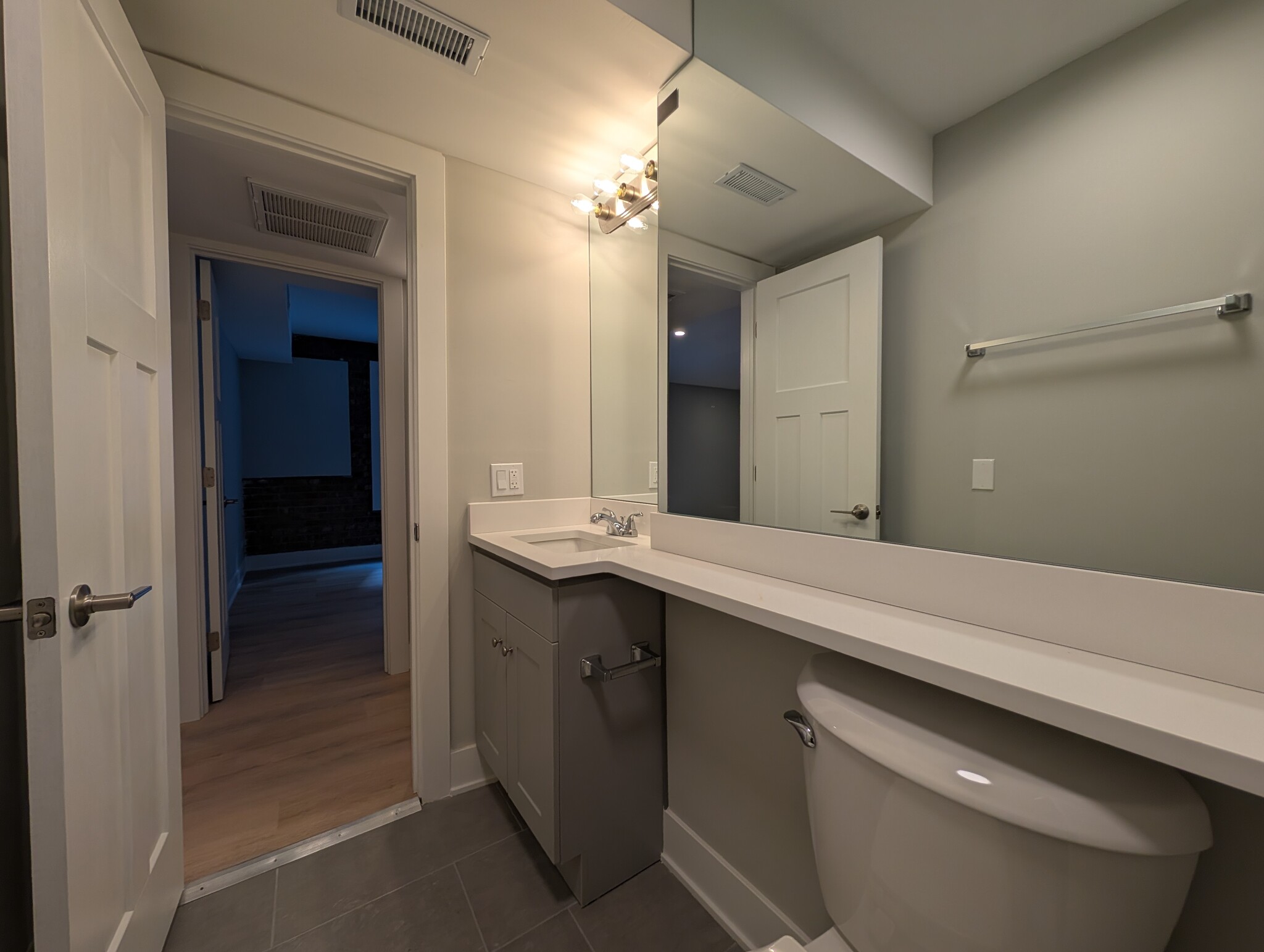 Building Photo - 1214 N La Salle Dr