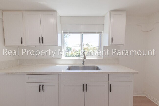 Building Photo - 433 W 56th St