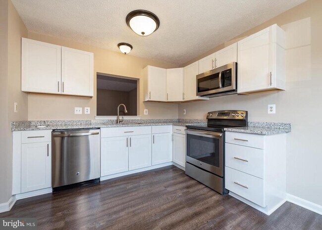 Building Photo - 645 Realm Ct W