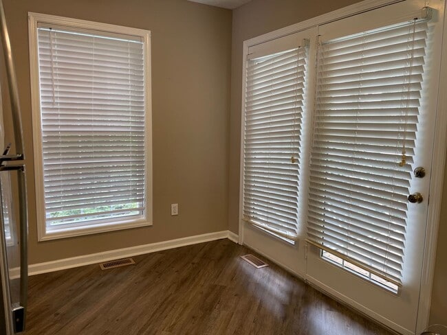 Building Photo - Beautiful 2 bed, 1 full, 2 half bath 2 sto...