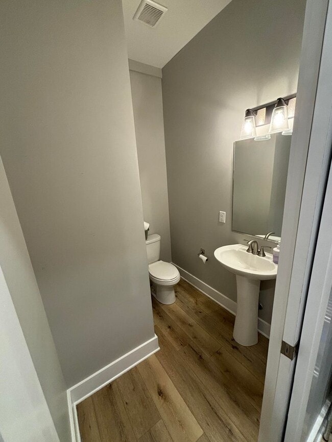 Building Photo - 2 Bedroom 2.5 Bath Townhouse