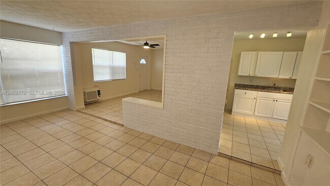 Building Photo - 6118 Plunkett St