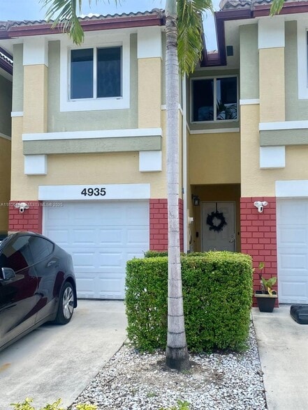 Primary Photo - 4935 SW 66th Ter