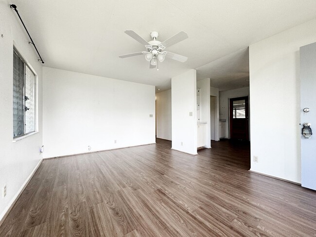 Building Photo - Pet-Friendly Single Family Home Blocks fro...