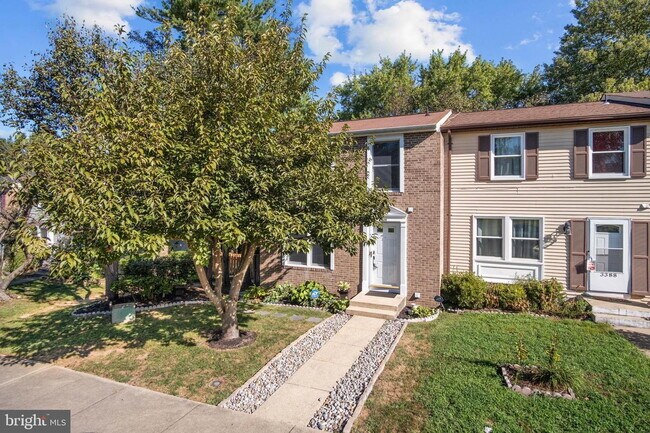 Building Photo - Conveniently Located Townhouse with Versatile Living Spaces