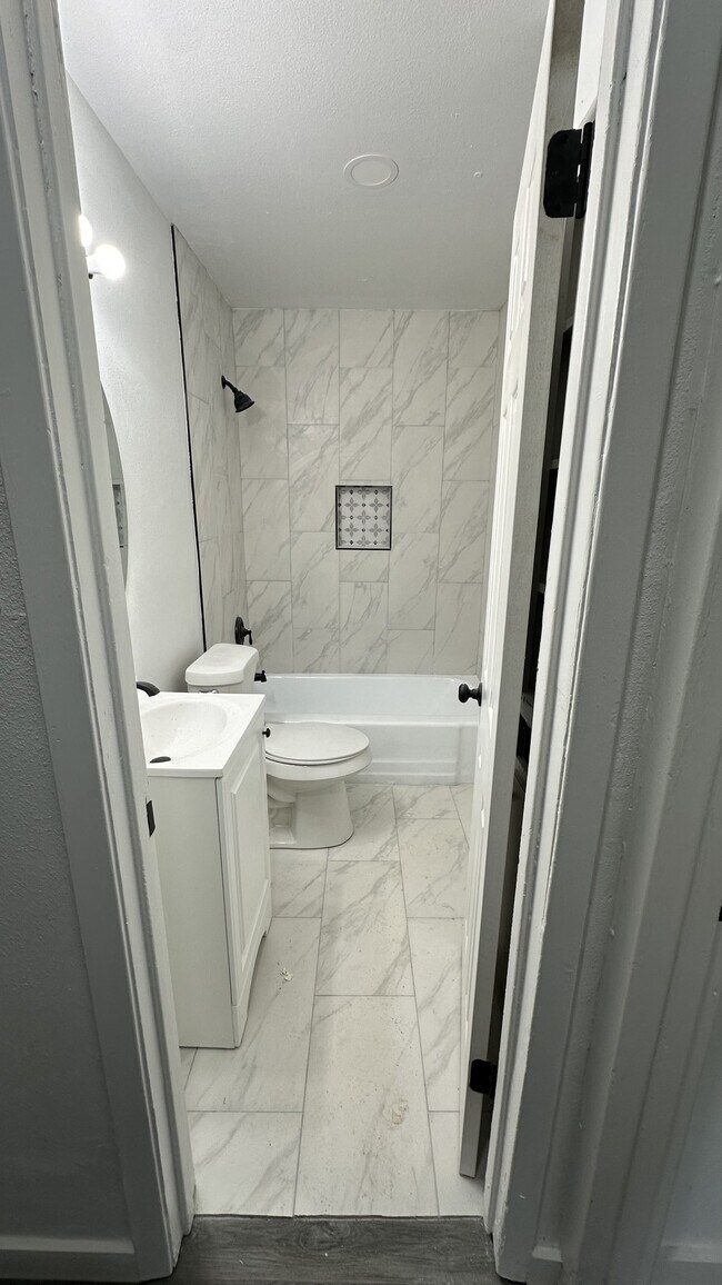 Hall Bathroom - 5282 Questa Dr