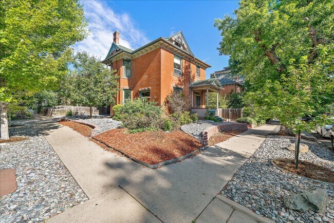 Building Photo - Beautiful 3 Bedroom Victorian Home, With B...