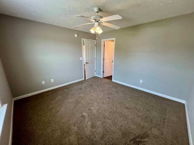 Building Photo - 3 Bed 2 Bath Brick Ranch *Fenced Backyard* in Christiana