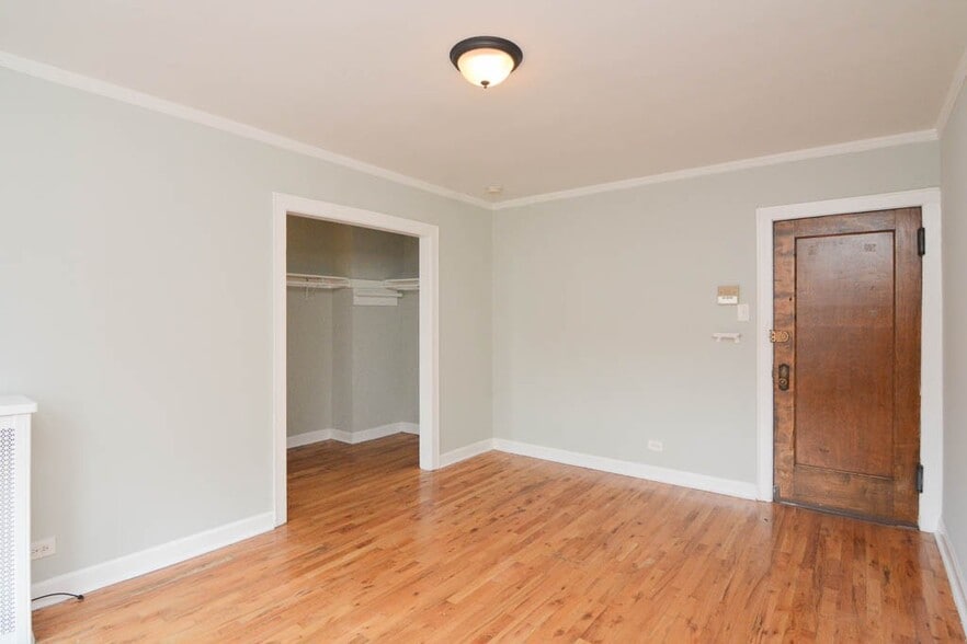 Building Photo - 744 W Belmont Ave