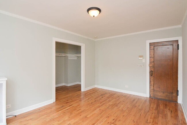 Building Photo - 744 W Belmont Ave