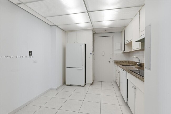 Building Photo - 5055 Collins Ave