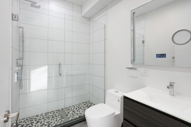 Building Photo - 7729 N Eastlake Terrace